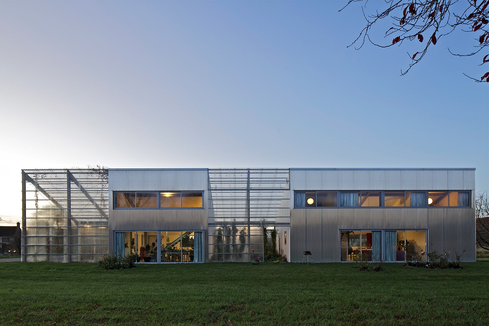 Maison Métallique réalisée en collaboration avec le cabinet Hérard&Dacosta à Neuville-Sur-Seine par AFCM (Franzon Constructions Métalliques)