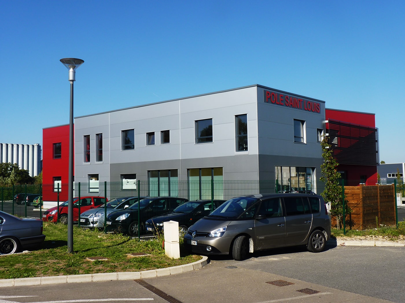 Bâtiment métallique tertiaire réalisé par AFCM (Franzon Constructions Métalliques) pour le Pôle de Santé ST Denis